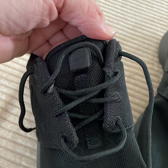 Nike Roche all black youth 5.5 - Picture 5 of 9